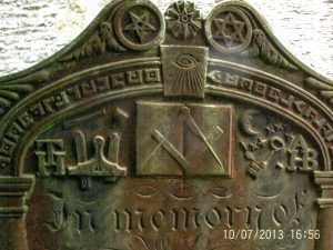 Someone posted this old tombstone with a variety of Mason iconography. Anyone recognize the block and dot script lining the arch? : conspiracy