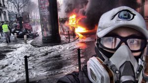 DANS LA GUERRE DES GILETS AUX CHAMPS &Eacute;LYS&Eacute;ES - YouTube